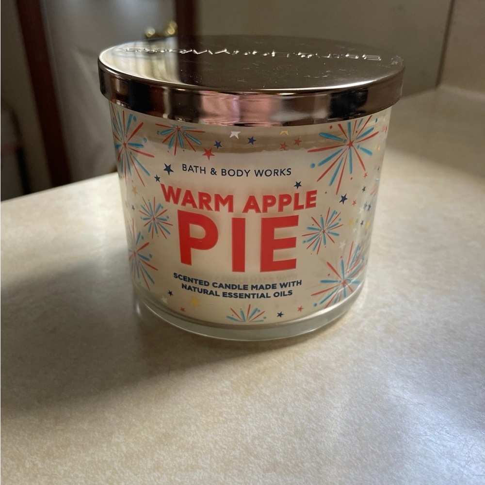 Bath & Body Works Warm Apple Pie Candle with Festive Design